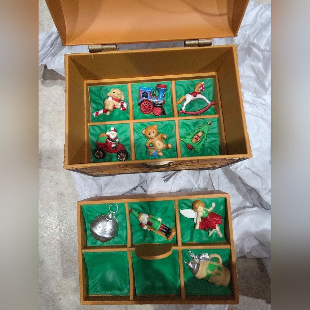 Hallmark Keepsake Santa's Ornament Treasures 2023 - Keepsake Ornament Club Exclu